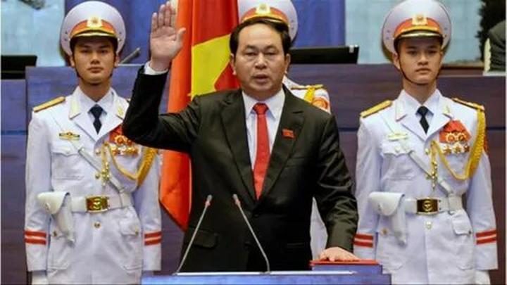 1. Áo hai dây bản mảnh: Áo hai dây bản mảnh tuy nhiên là một trong những mẫu áo khó